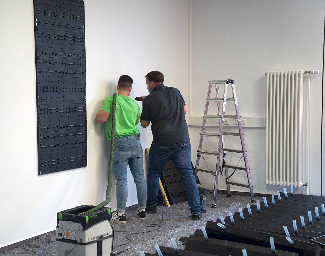 Installation einer Wandbegrünung Next Gen. grüneräume Vertikalbegrünung Stoll installiert Ihre Wandbegrünung. images/dennis-100151.jpg